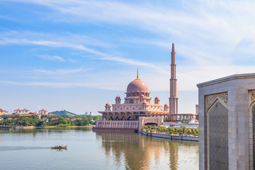Fototapeta na wymiar View of Putra Mosque (Masjid Putra) in Putrajaya, Malaysia