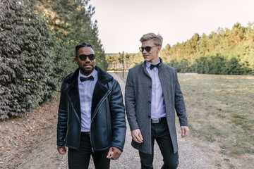 Deux ami en costume marchent ensemble 