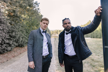 Deux jeunes hommes dajns un parc