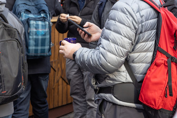 Touristen am Christkindlesmarkt Nürnberg mit Handy und Glühwein