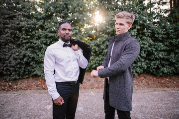 Deux jeunes hommes en costume