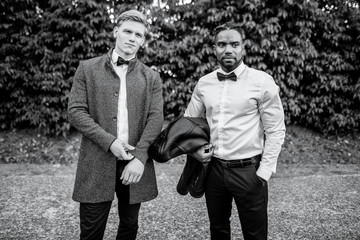 Deux jeunes hommes marchent quand un parc
