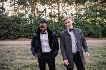 Deux jeunes hommes qui marchent dans un parc