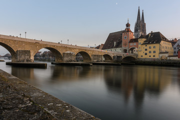 Fototapeta na wymiar STeinerne Brücke in REgesnburg im Winter am Abend