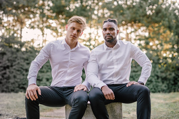 Deux hommes assis dans un parc