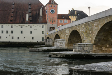 Steinerene Brücke mit Brückturm in Regensburg an der Donau