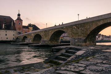 Obraz premium Steinerene Brücke mit Brückturm in Regensburg an der Donau