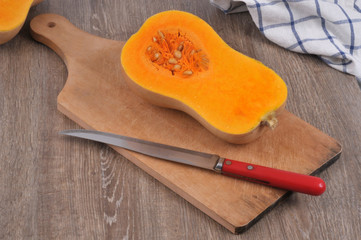 Butternut coupé en deux sur une planche à découper