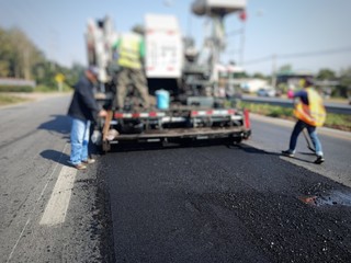 Road construction With the process of burning the road surface Then recycle (blurred images)