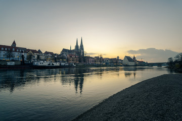 Fototapeta na wymiar Regensburg Stadbild von unterer Wöhrd aus gesehen am Abend