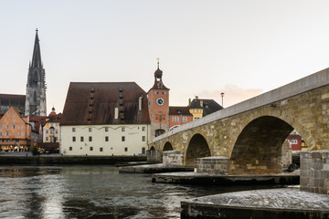 Steinerne Brücke mit Salzstadl an der Donau am Abend