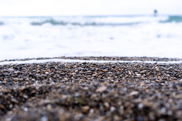 Vagues en hiver à Saint-Cyr-Sur-Mer qui déferle sur les galets 