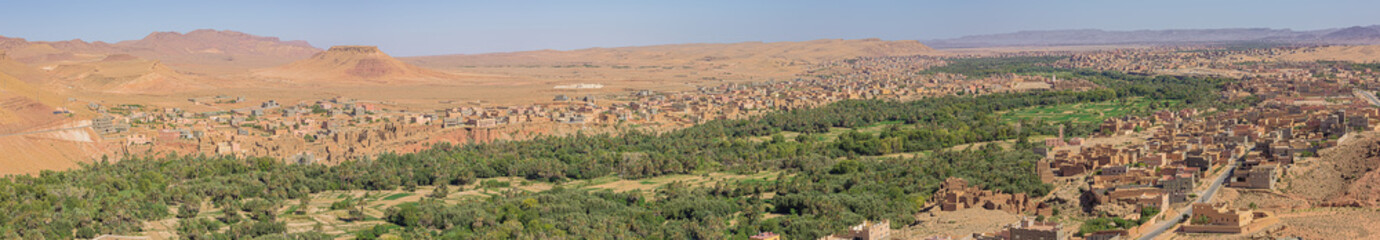 Fototapeta na wymiar Panorama of the valley of Wadi Todgha with Tinghir along the Wadi