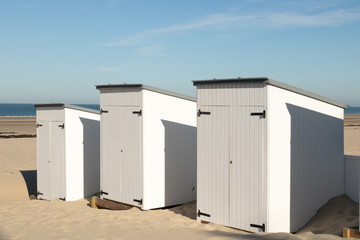 Obraz na płótnie Canvas Cabines sur la plage de Le Portel - Côte d'Opale - Pas-de-Calais