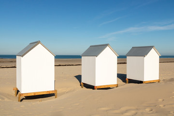 Obraz na płótnie Canvas Cabines sur la plage de Le Portel