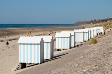 Obraz na płótnie Canvas La plage d'Hardelot et ses cabines - Côte d'Opale - Pas-de-Calais
