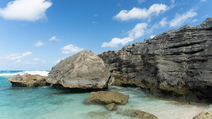Plage des tropiques, vagues et rochers