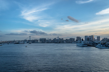 Naklejka premium 東京湾の風景 ビル群と空