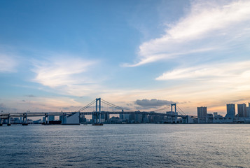 東京湾の風景　レインボーブリッジと夕焼け４