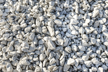 Draufsicht auf einen Haufen Schotter oder Kies in der Abendsonne