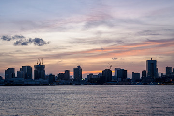 Fototapeta premium 東京湾の風景 ビル群と夕焼け２