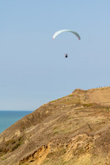 Fototapeta na wymiar Parapente survolant les falaises d'Equihen-plage