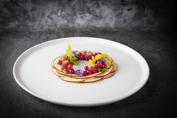 Ronde de fruits et ses fleurs