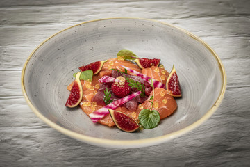Cocktail de saumon et thon rouge , figue et framboise