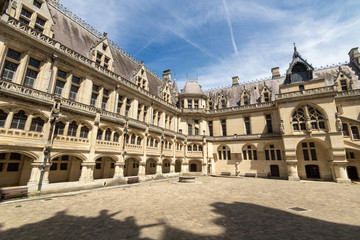 Fototapeta na wymiar La Cour d'Honneur du Château de Pierrefonds - Oise
