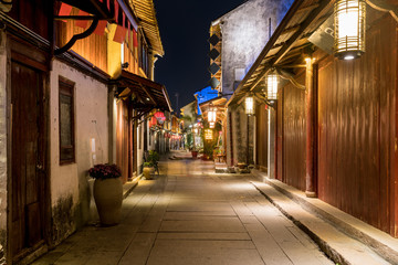 Fototapeta premium Nocą ulice starożytnego miasta Zhouzhuang, Suzhou, Chiny