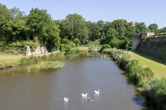 Les douves et les remparts de Bergues - Nord