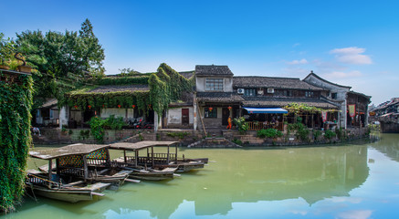Fototapeta premium Rivers and ancient houses in ancient towns of Zhejiang Province..