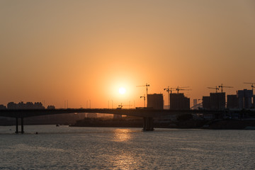 Obraz premium City river bank sunset landscape view