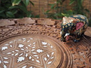 紫檀製テーブルの上に置かれた象の置物