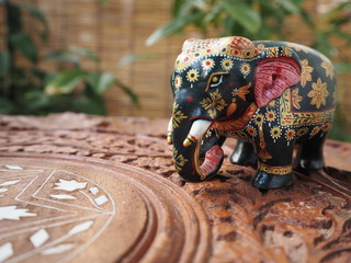 紫檀製テーブルの上に置かれた象の置物