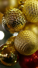 Weihnachtskugeln auf dem Weihnachtsmarkt in Gold