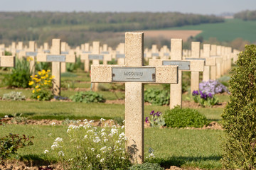 Croix marquant l'emplacement de la tombe d'un soldat français "inconnu" dans le cimetière militaire de Thiepval.