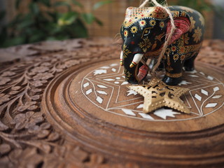 クリスマスデコレーションと象の置物