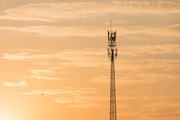 Obraz premium Silhouette phone antenna Sunset background