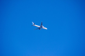 青い空と飛行機 airplane in blue sky