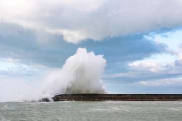 Vague sur la digue Carnot - Boulogne-sur-Mer