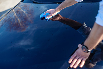 Obraz na płótnie Canvas Senior man clean his car.