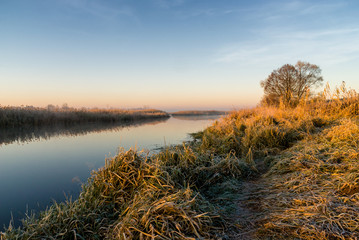 Mgły i szron o poranku, Rzeka Narew, Narwiański Park Narodowy, Podlasie, Polska © podlaski49