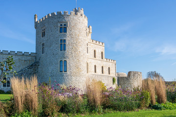 Le jardin et une tour du Château d'Hardelot