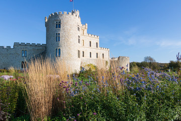 Obraz premium Le jardin et une tour du Château d'Hardelot
