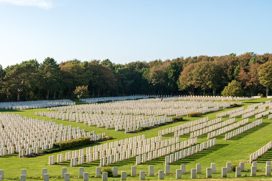 Alignements de st&egrave;les - Cimeti&egrave;re britannique d'Etaples-sur-Mer