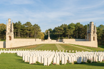 Alignements de stèles et monument - Cimetière britannique d'Etaples-sur-Mer