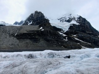 Obraz premium El agua corriendo en los glaciares
