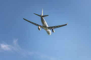 Fototapeta na wymiar 離陸する旅客機
