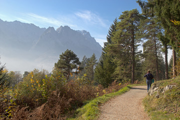 Fototapeta na wymiar der Kramerplateauweg Nähe Garmisch-Partenkirchen
